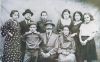 טולקה עומד בצד שמאל ואחותו בצד ימין, השורדים היחידים מהמשפחה בתמונה מ 1938