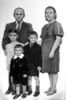משפחת בלנקיטני 1949 גרשון הילד באמצע.  רישום פחם על קנבס 210 על 130 סמ