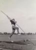 גדי מתאמן בקפיצה במוט ( המוט נתרם לאחר המלחמה לספורטאי מצטיין)